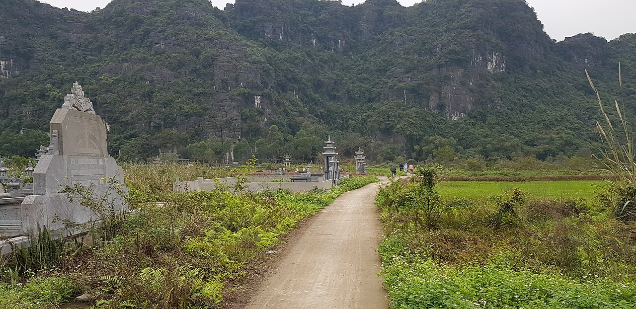 Tam Coc limestone river scenery in Ninh Binh