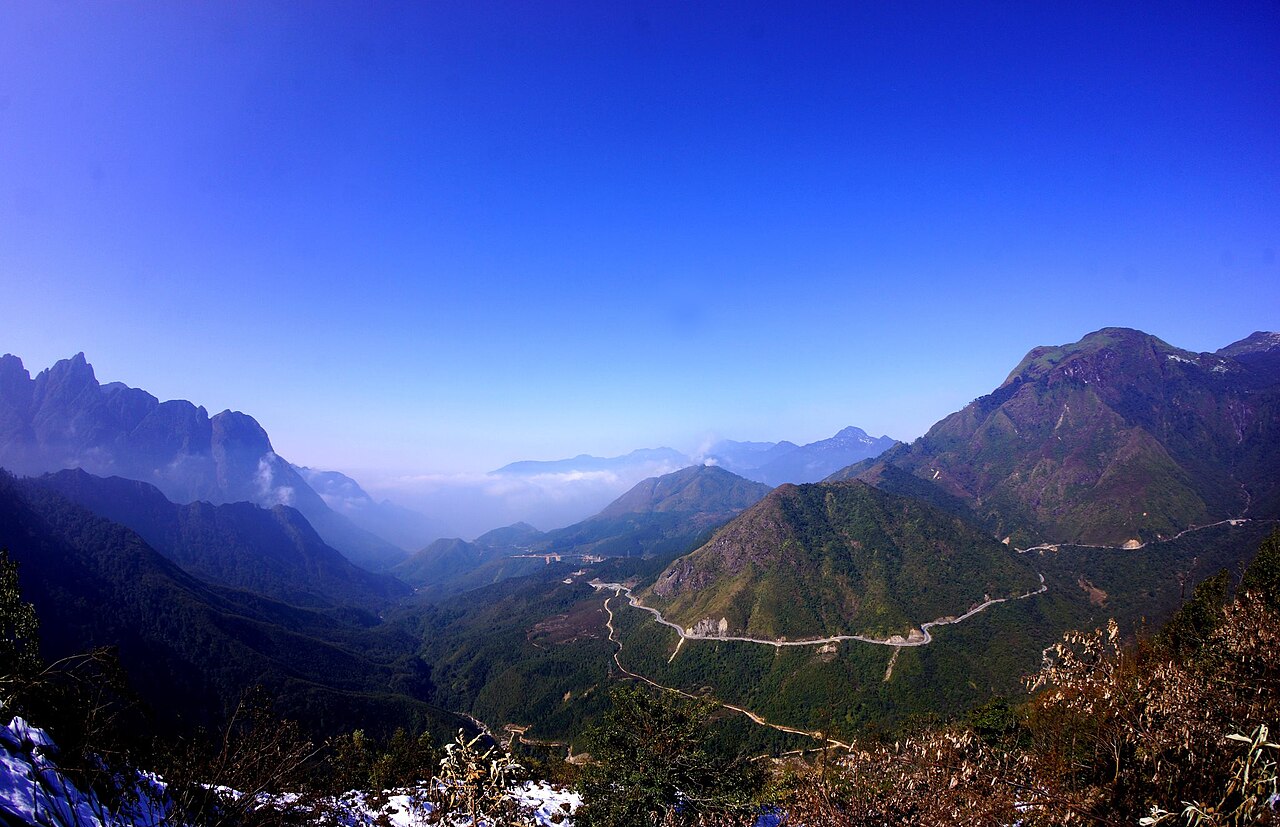 O Quy Ho mountain pass winding through the Hoang Lien Son range