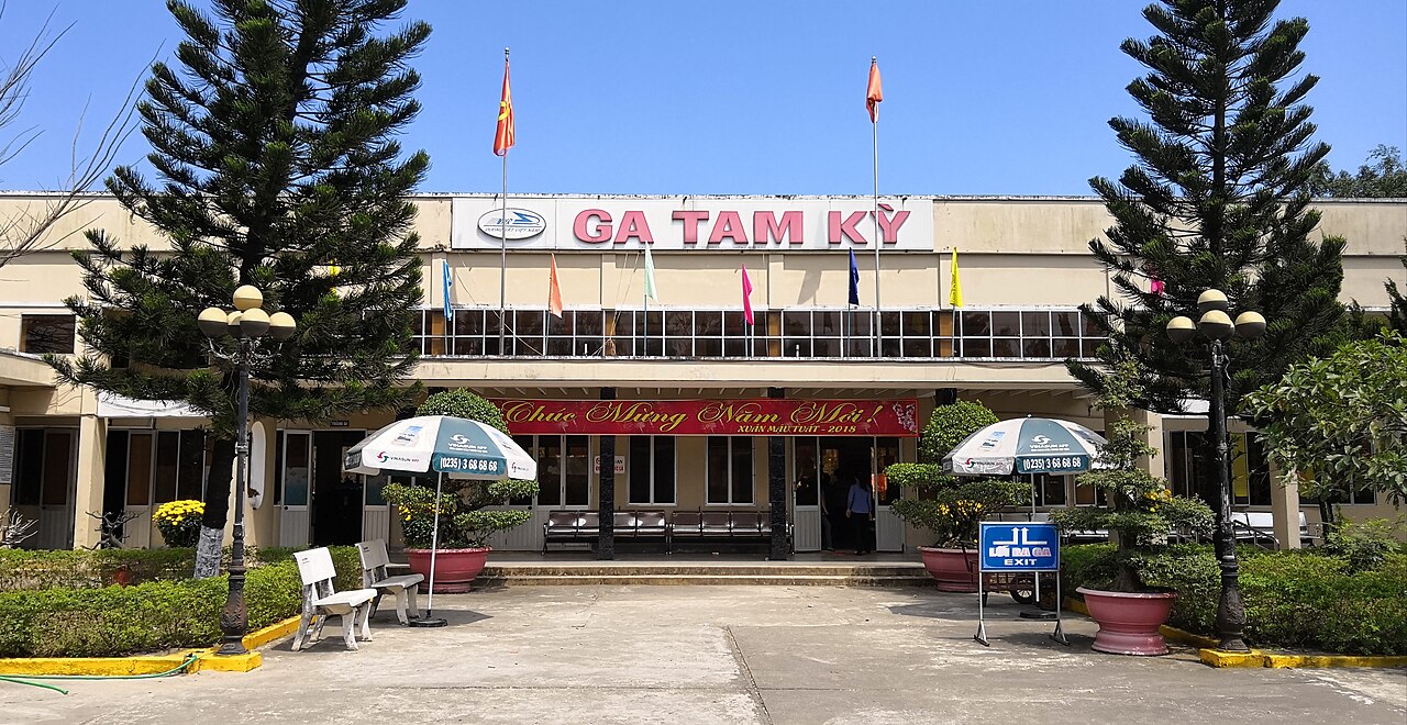 Tam Ky railway station platform on the North-South line
