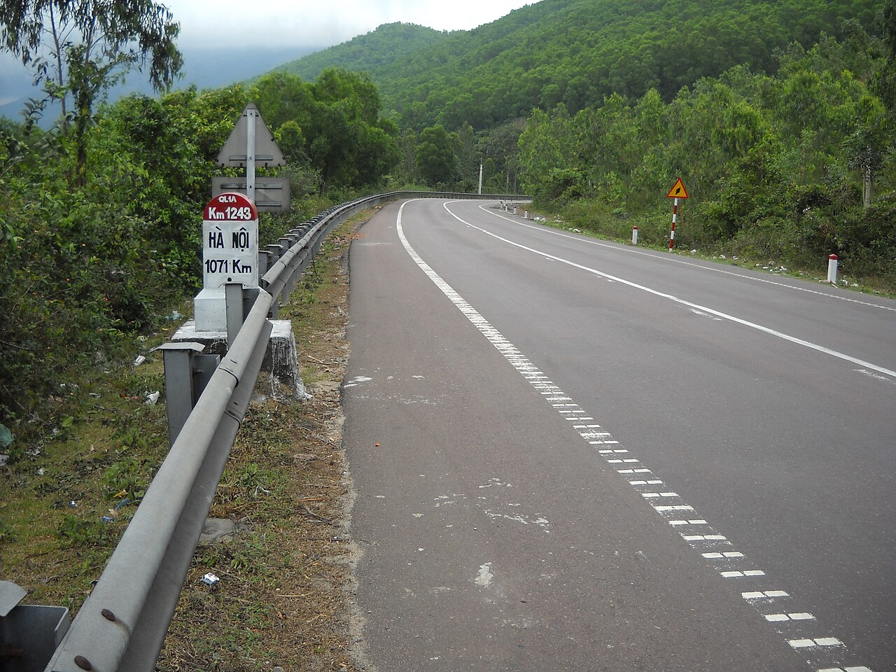 Cu Mong Pass roadway traversing the coastal mountain border between Binh Dinh and Phu Yen