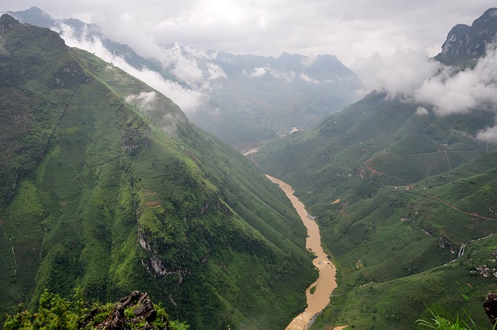 Turquoise Nho Que River flowing through the deep Tu San canyon below Ma Pi Leng Pass